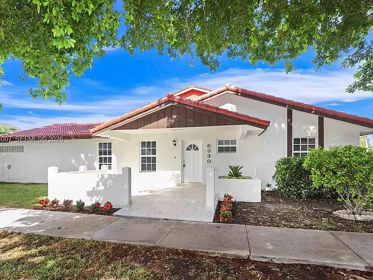 6330 SW 135th Ave — Photo 1