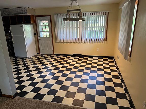 3rd image of 91 Sharon Rd