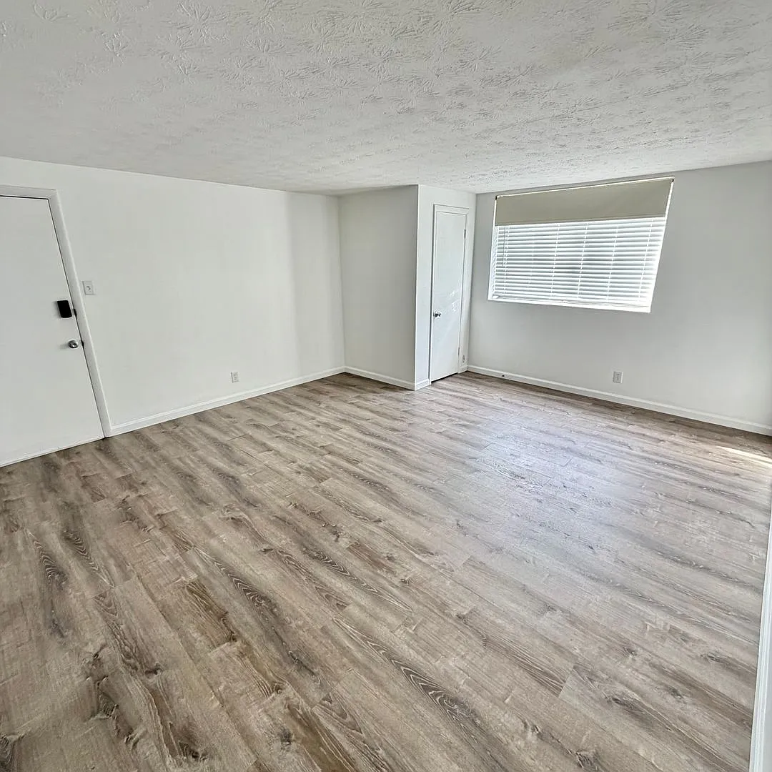 Building Photo - 334 S Broadway #15