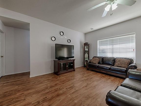 5th image of 310 Sun Meadow Dr