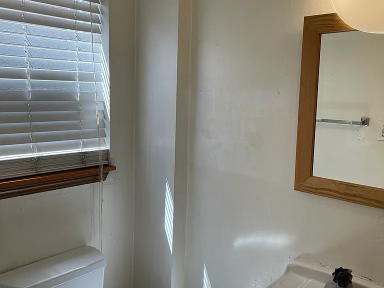 523 E Burlington St #2 — Photo 6
