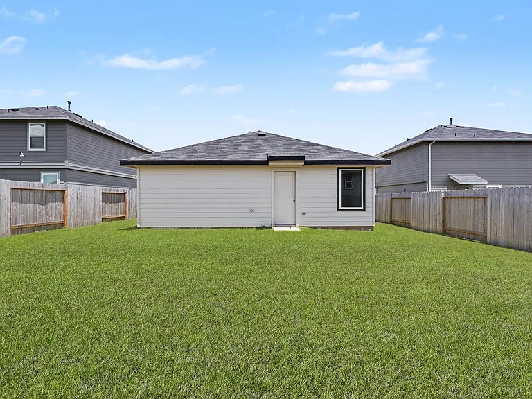 40839 Hawthorne Glades St — Photo 35