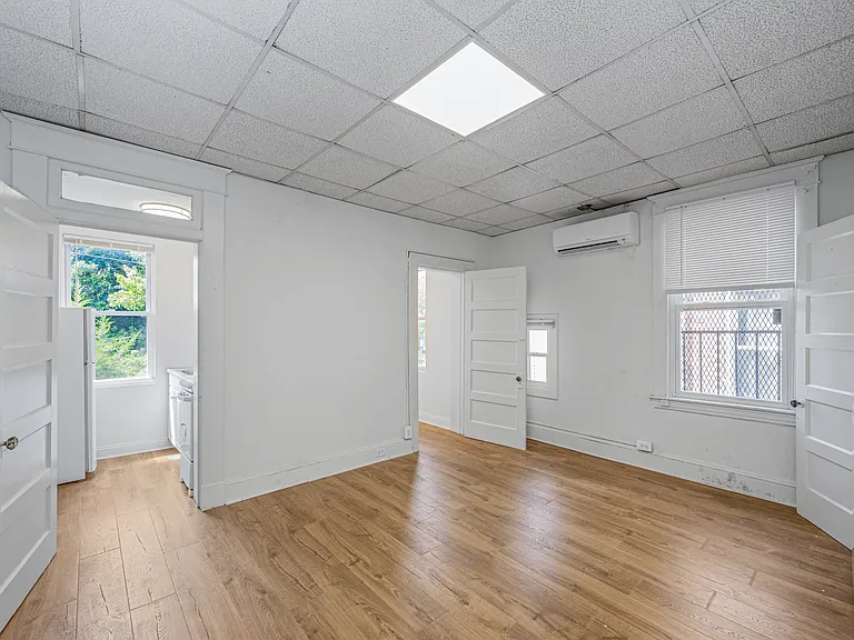 111 W 29th St #3R — Photo 2