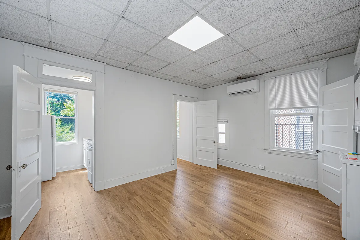 Building Photo - 111 W 29th St #3R