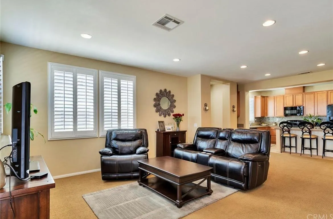 2750 E Oak Hill Dr — Photo 4