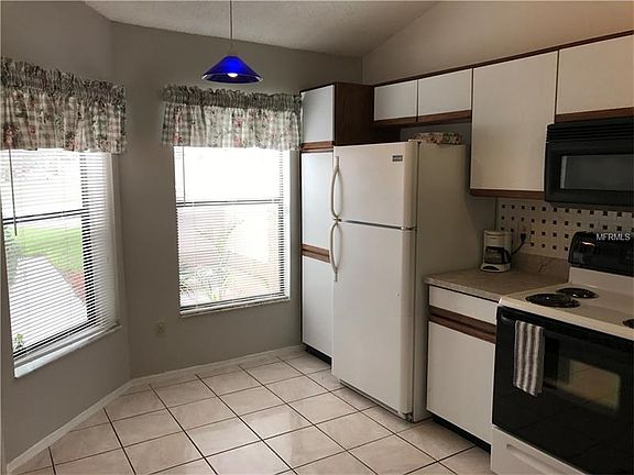 4th image of 78 Lakepointe Cir