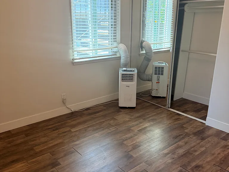 5010 Riverton Ave — Photo 11