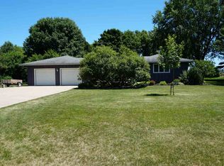 2136 Pin Oak Estates Ln, Charles City, IA 50616