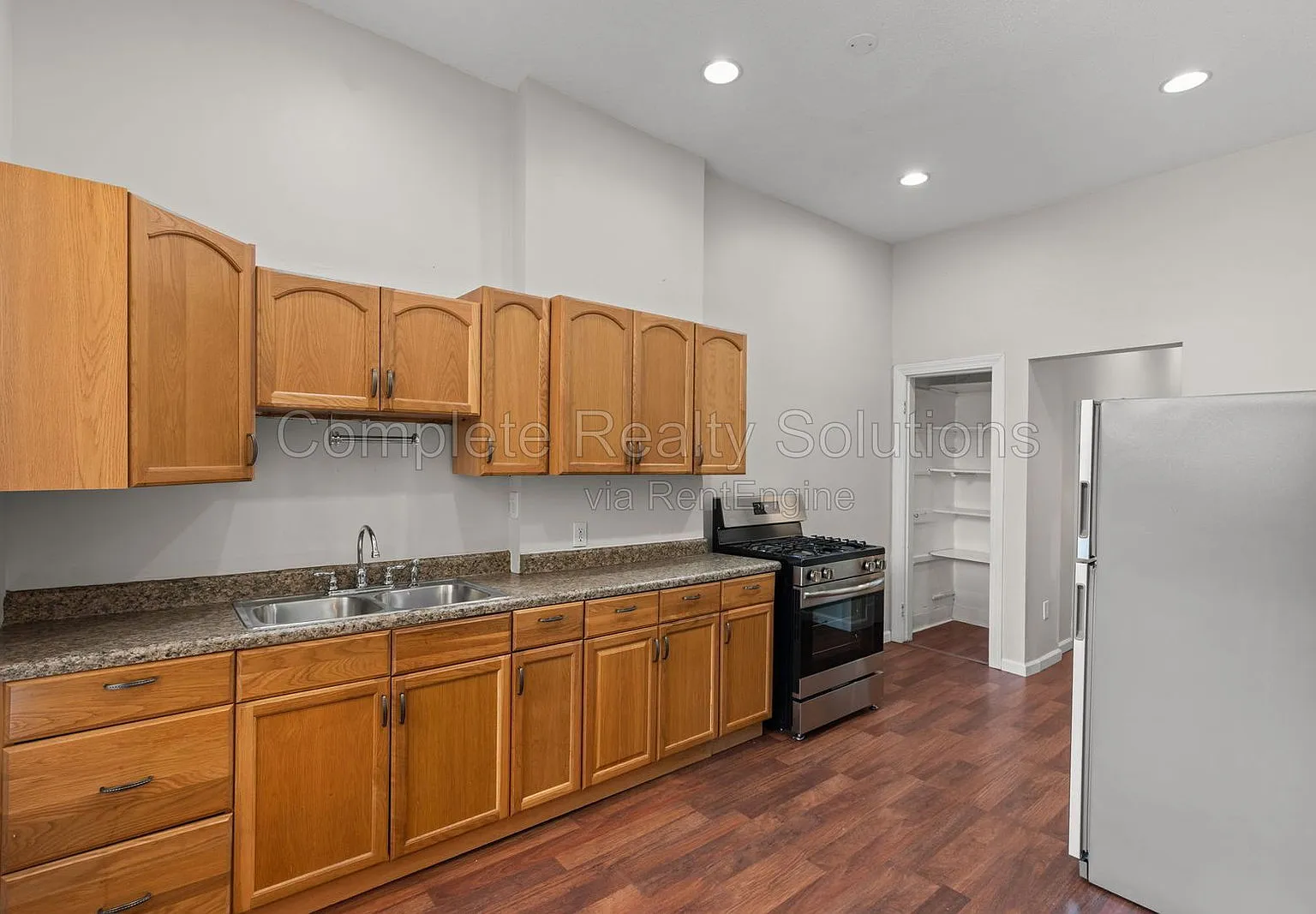 2 bed, 1.0 bath, 875 sqft, $998 — Photo 2