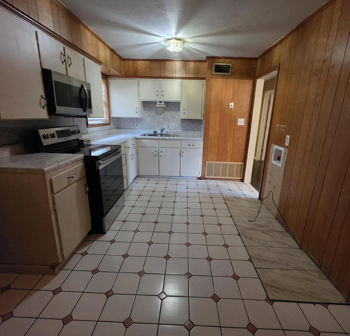 3 bed, 1.5 bath, 982 sqft, $1,300 — Photo 3