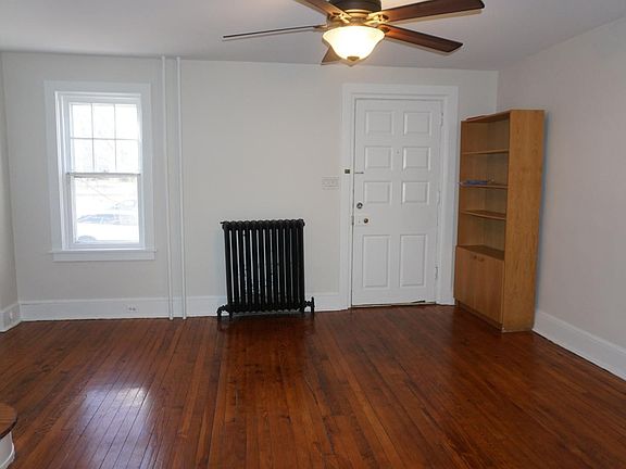 Livingroom
16' x 14'