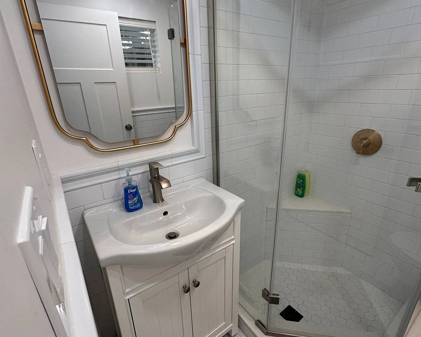 Newly Renovated- 2 bedroom bright and delightsome — Photo 3