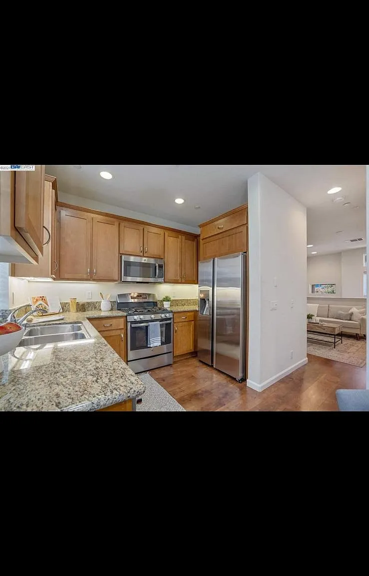 2 bed, 1.5 bath, 1017 sqft, $3,200 — Photo 1