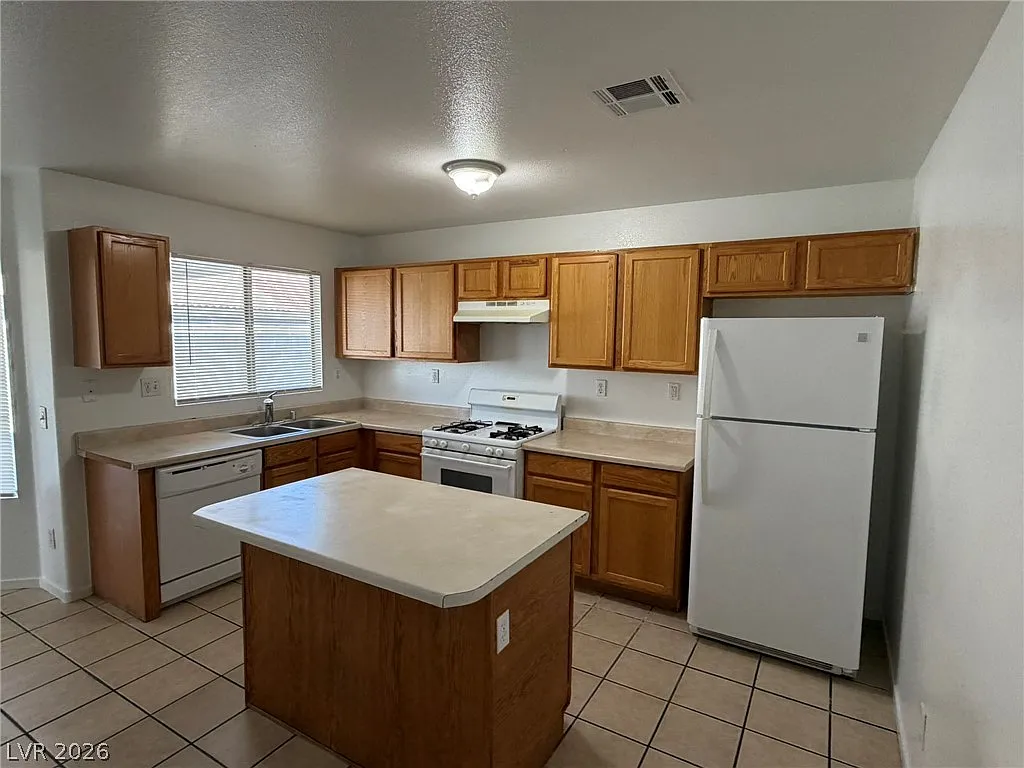 4 bed, 2.0 bath, 1521 sqft, $1,950 — Photo 4