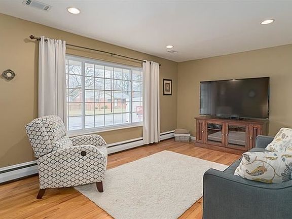 3rd image of 704 Patricia Ave