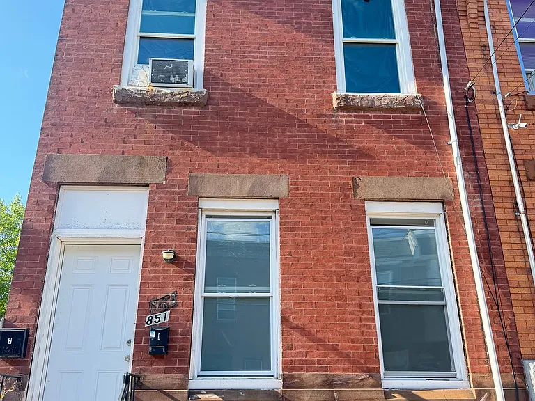 851 E Ontario St — Photo 2