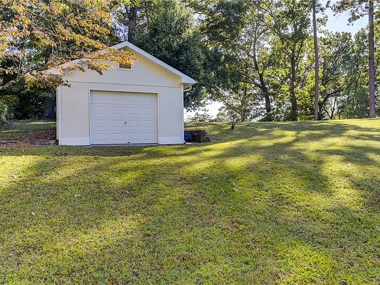 2325 Elmwood Cir SE — Photo 5