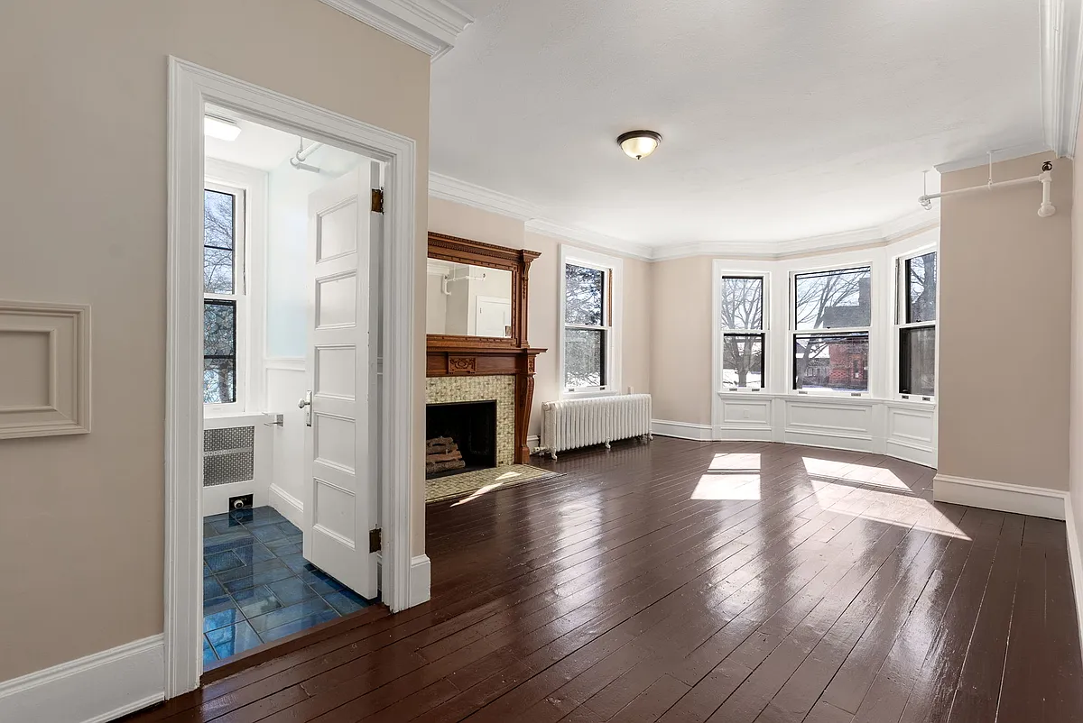 Photo 2 of 10 - 360 Farmington Ave #3 - Hartford, CT Building Photo - 360 Farmington Ave #3