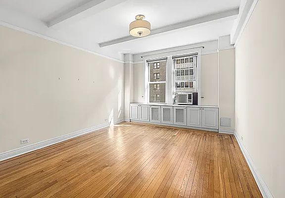 3rd image of 41 W 70th St #8D