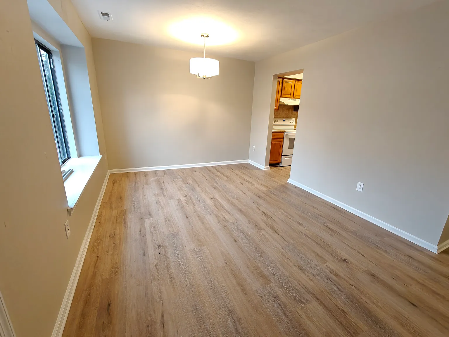 3 bed, 1.5 bath, 1327 sqft, $2,150 — Photo 2
