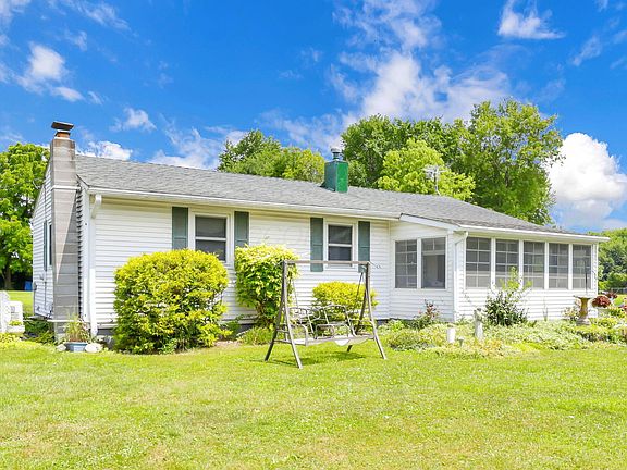 3rd image of 646 Woodside Dr