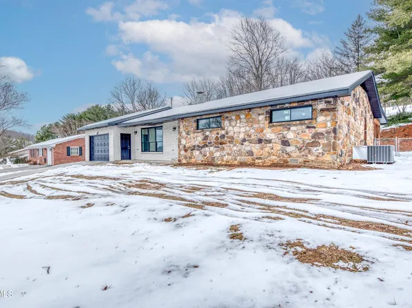 1107 SW Hillview Dr, Abingdon, VA 24210