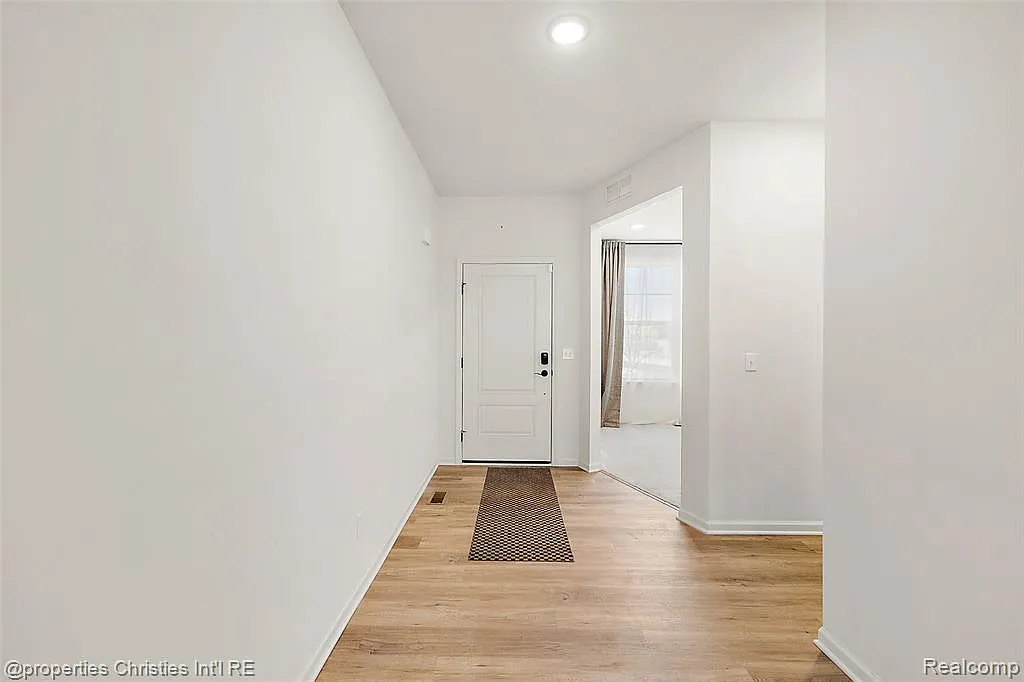 4 bed, 2.5 bath, 2504 sqft, $4,250 — Photo 3