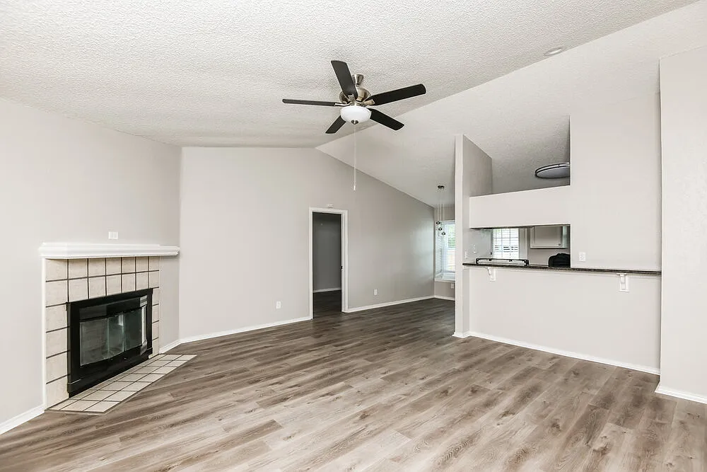 3 bed, 2.0 bath, 1366 sqft, $1,995 — Photo 4