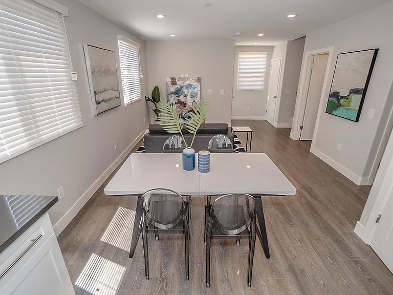 2631 S La Salle Ave — Photo 26