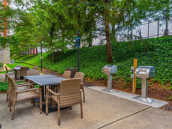 4th image of 204 10th St #1B-1Ba-645Sqft
