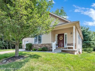 36 Greenbriar Dr, Dallas, PA 18612