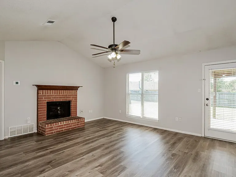 6935 Amanda Dr N — Photo 4