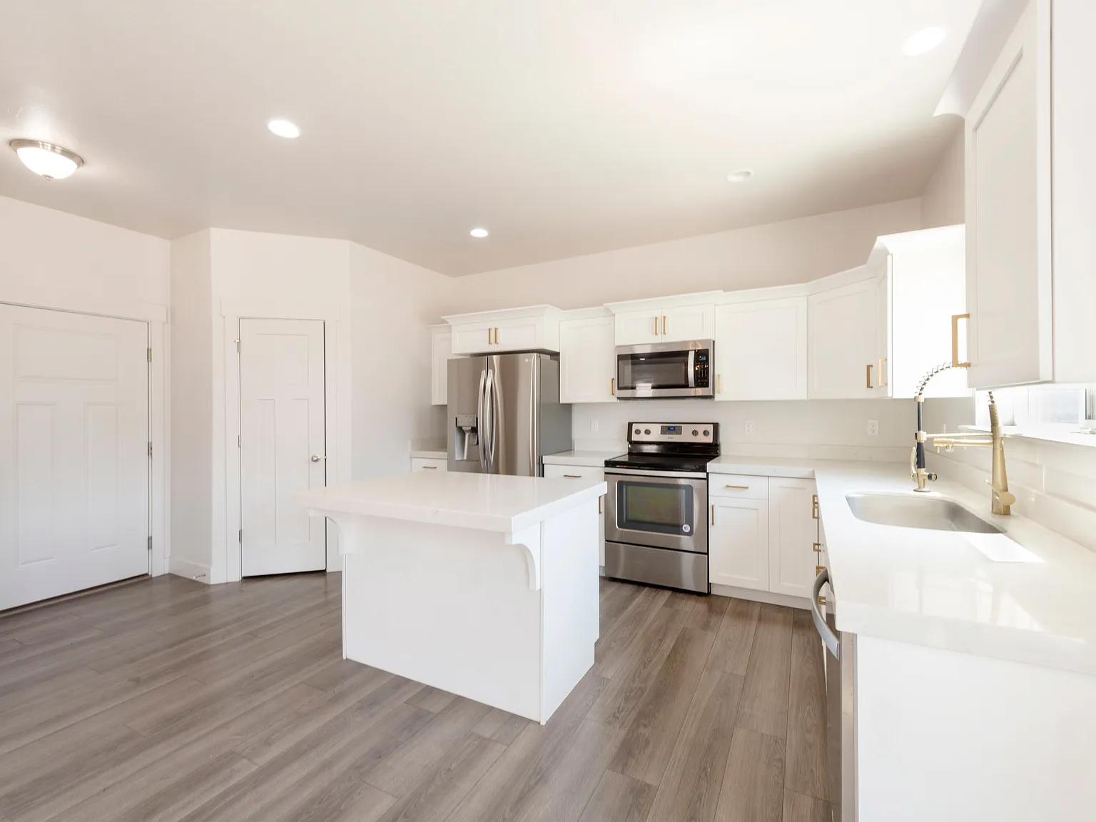 6 bed, 3.5 bath, 3000 sqft, $3,200 — Photo 2