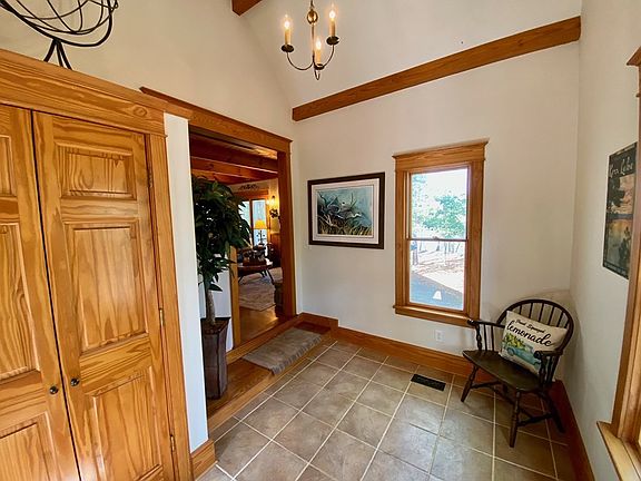 4th image of 445 Acorn Dr