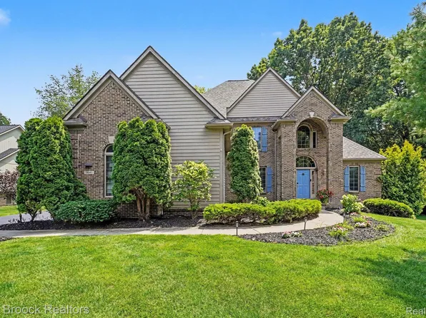 9843 Oak Valley Dr, Clarkston, MI 48348