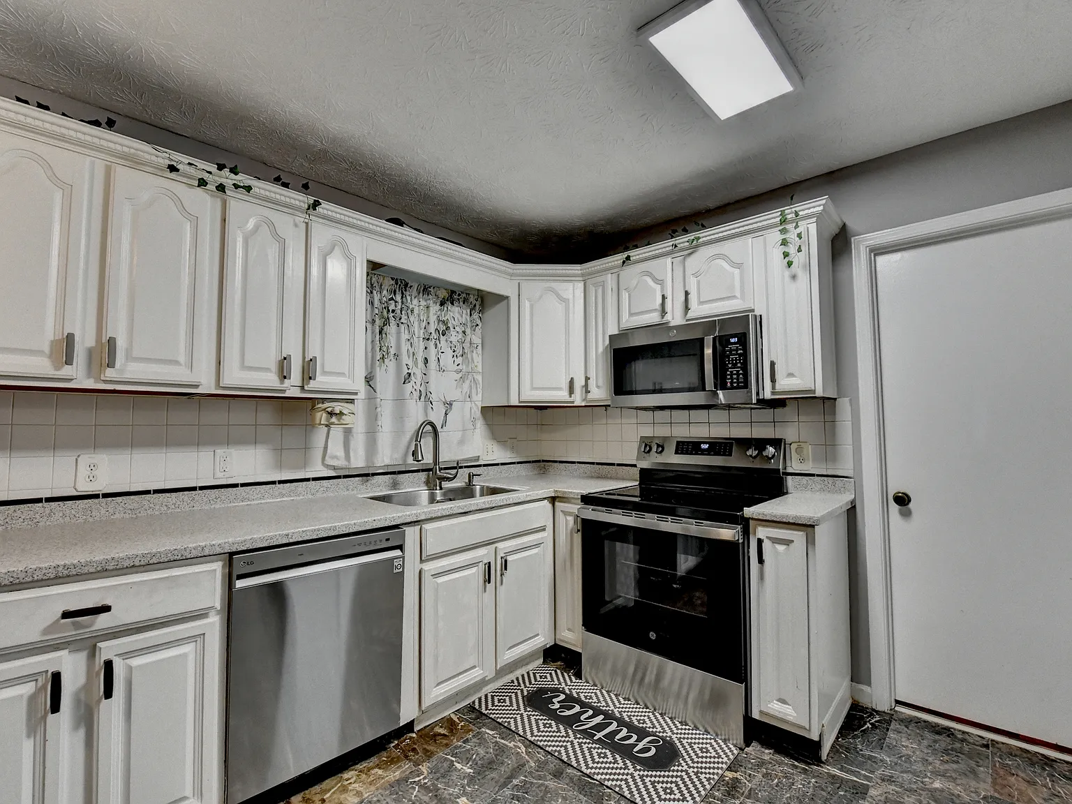 4 bed, 2066 sqft, $2,500 — Photo 2