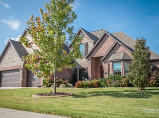 6212 S 27th St, Rogers, AR 72758