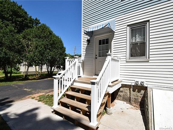 5th image of 19 Naubuc Ave