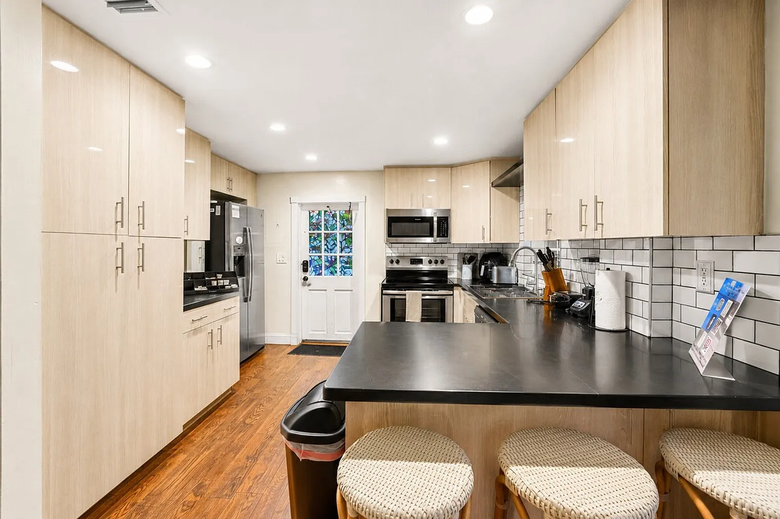 7 bed, 4.0 bath, $16,400 — Photo 3