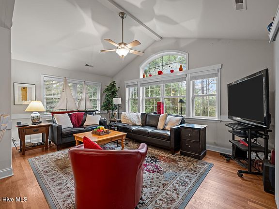 5th image of 815 Pelican Drive