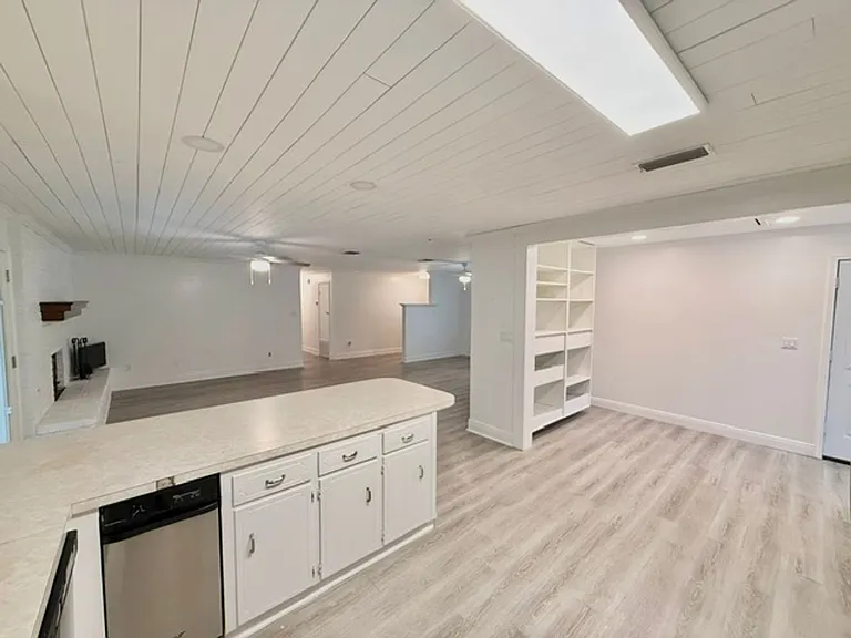 203 Hastings Ct — Photo 17