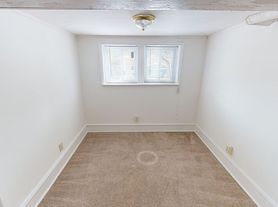 1902 E Linnwood - Huge Apartments 1 Block from UWM, 1902 3002