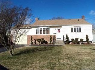 11 Cortelyou St W, Huntington Station, NY 11746