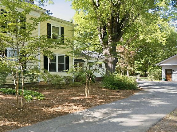 2nd image of 513 College St