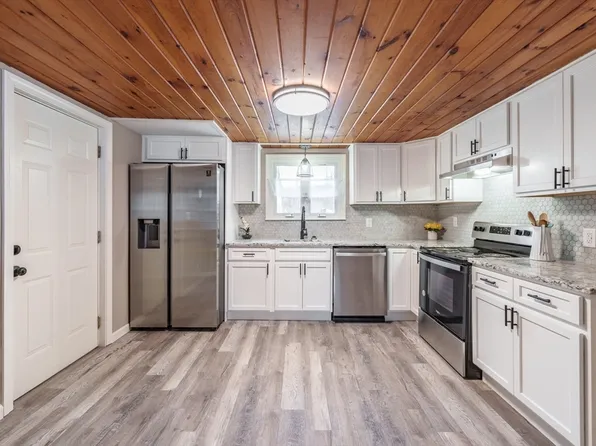 378 Elm St, East Longmeadow, MA 01028