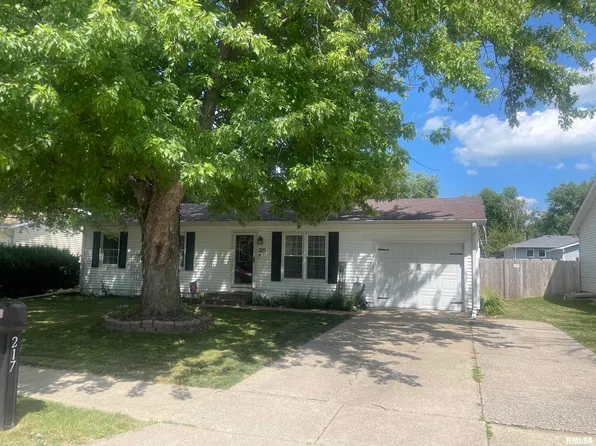 217 N 9th St, Le Claire, IA 52748