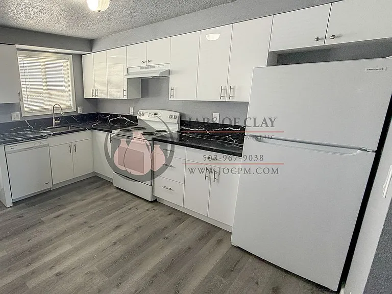 1524 E Park Ave NE — Photo 3