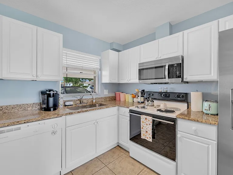 2401 Riverbluff Pkwy #V-240 — Photo 10