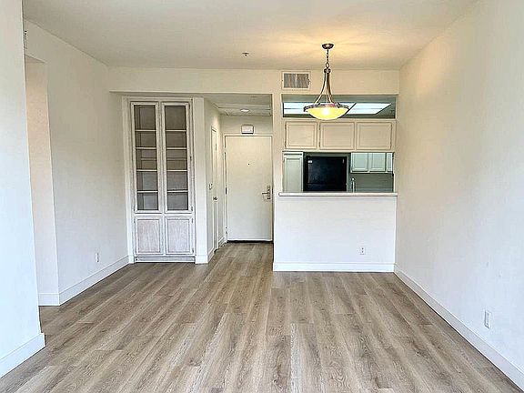 2nd image of 600 W Forsyth St #14