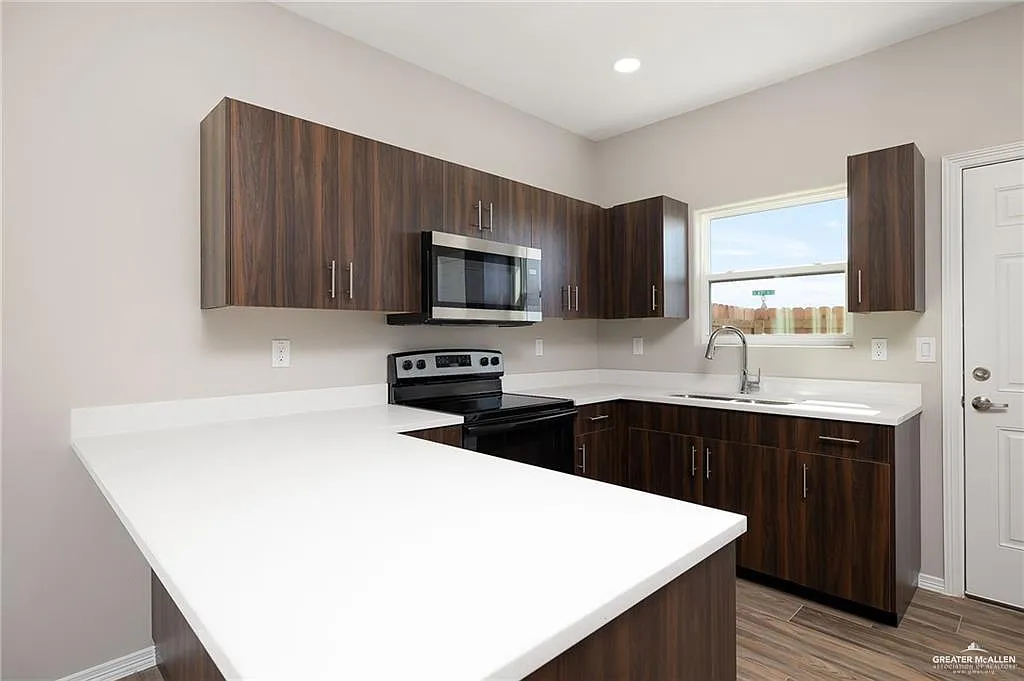2 bed, 2.0 bath, 831 sqft, $1,250 — Photo 3
